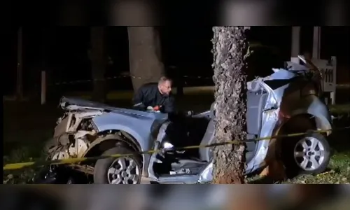 Veículo colide em árvore deixando 2 pessoas mortas e outras 2 feridas