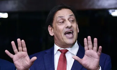 PF apreende celular de Frederick Wassef em restaurante de SP