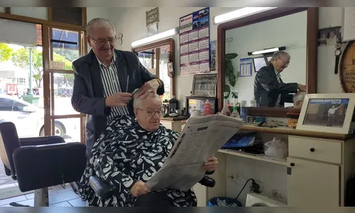 Barbeiro raiz, seu Alcides atua há 55 anos no mesmo ponto em Apucarana