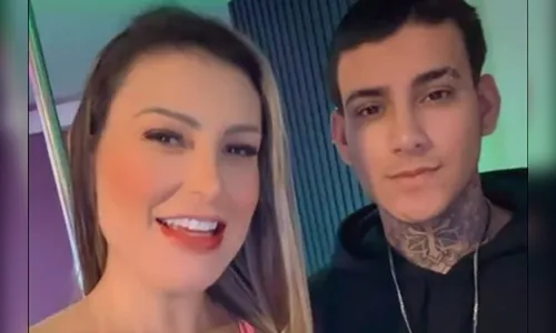 Ao lado do filho, Andressa Urach mostra bastidores de cena sexual