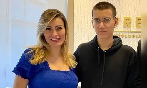 Filho de Andressa Urach filma mãe ficando com outra mulher