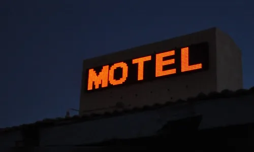 Idoso morre em motel, e acompanhante foge alegando ser casada