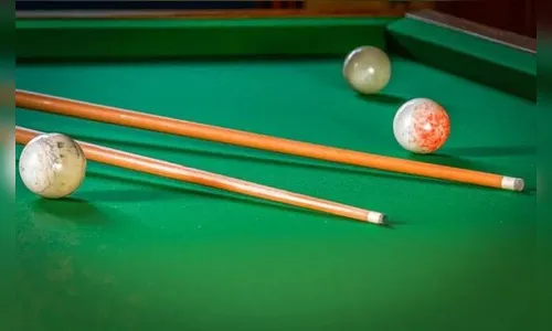 Homem é golpeado na cabeça com taco de sinuca após discussão em bar