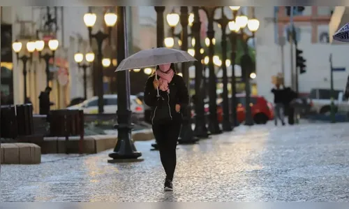 Nova frente fria deve atingir o PR nesta semana; há risco de temporal