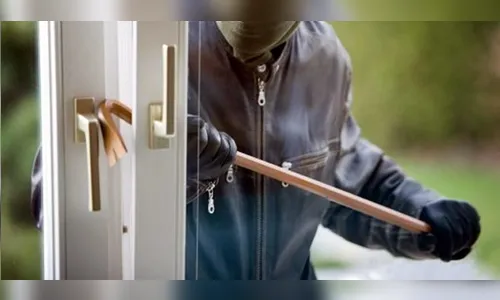 Ladrões levam joias e eletrônicos de residência em Arapongas