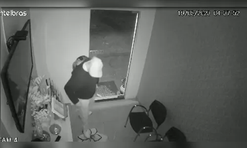 Câmera flagra ladrão arrombando secretaria de igreja na região; veja