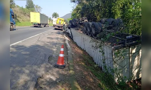 BR-277 é interditada no PR após caminhão tombar; veja rota alternativa