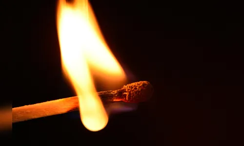 Marido coloca fogo em carro e ameaça esposa com barra de ferro