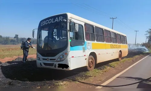Ônibus pega fogo com 13 crianças dentro no Paraná; ninguém se feriu