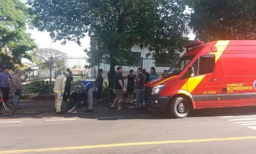 Caminhão desgovernado atropela padre e o prensa contra grade de ferro