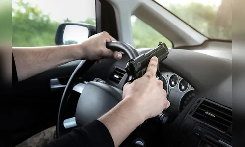 Homem tem carro roubado após parar no semáforo de madrugada