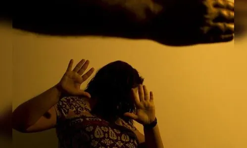 Ex-namorado não aceita término de relacionamento e agride mulher