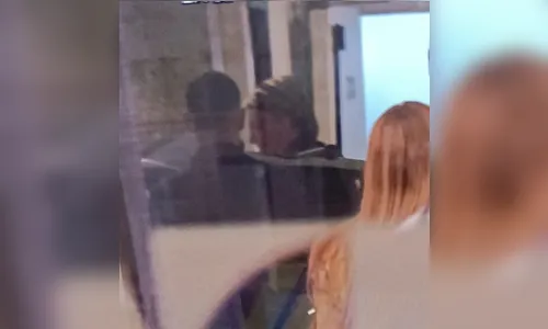 Jair Bolsonaro recebe alta e deixa hospital de São Paulo