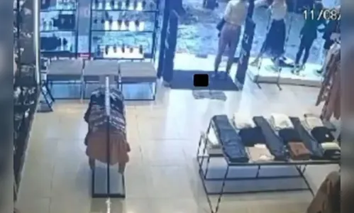 Câmera flagra mulher furtando peruca de manequim em loja; veja