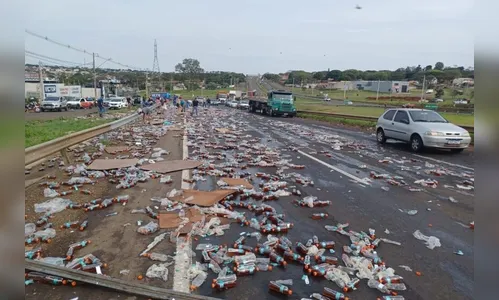 Carga de bebidas cai de carreta no Contorno Norte de Maringá