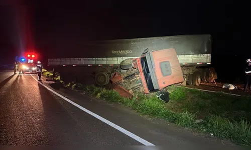 Caminhoneiro se salva em acidente com cabine destruída na BR-376