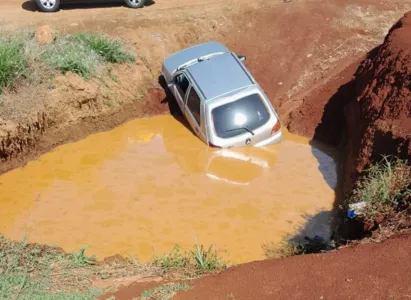 Carro é encontrado dentro de caixa d'água na zona rural de Apucarana