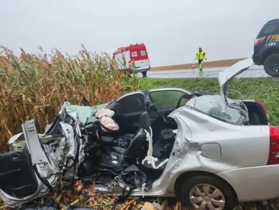 Carro ficou completamente destruído