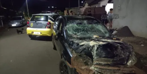 Carro ficou destruído após condutor embriagado bater em muro