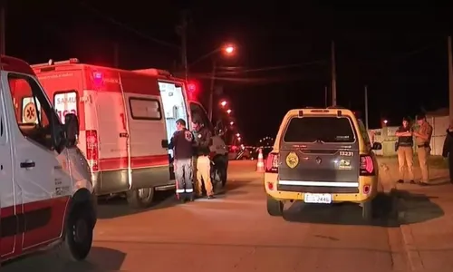 Criminosos com carro roubado matam jovem e atiram em outro na cabeça