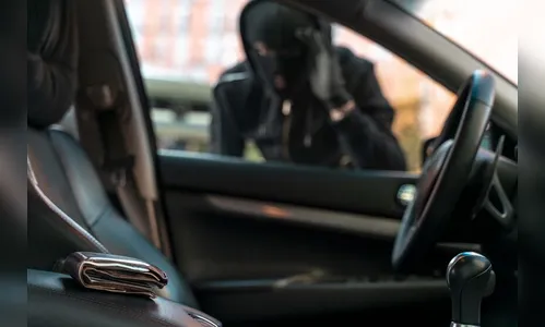 Homem tem R$ 1.500 e outros itens furtados do seu carro em Apucarana