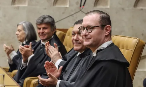 Com a presença de Lula, Zanin toma posse como ministro do STF