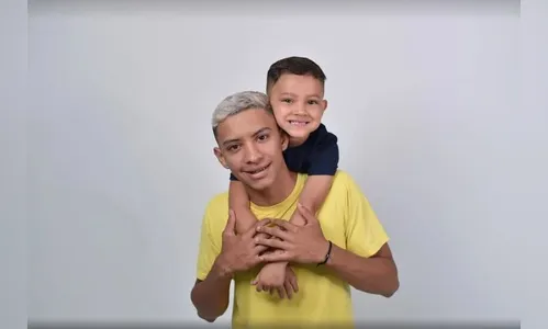 Rotina de pai solo de apenas 20 anos faz sucesso na internet