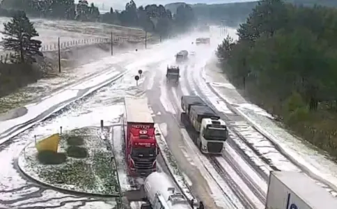 Granizo cobriu parte da pista na BR-101, em Lages