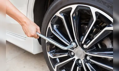 Homem usa chave de roda em meio à discussão após acidente; entenda