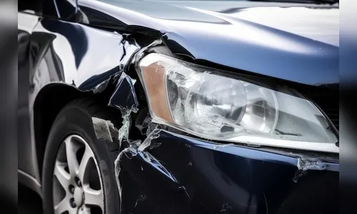 Morador é acordado de madrugada após homem bater carro em seu portão