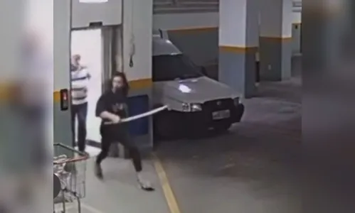 Vídeo: morador usa espada para impedir furto e põe ladrões para correr