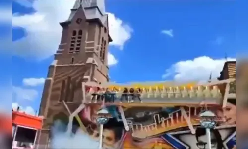 Brinquedo de parque de diversões sofre pane e arremessa pessoas; vídeo