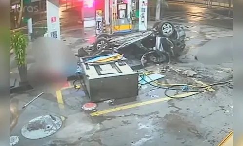 Câmera registra grave acidente em posto de combustível; três morreram