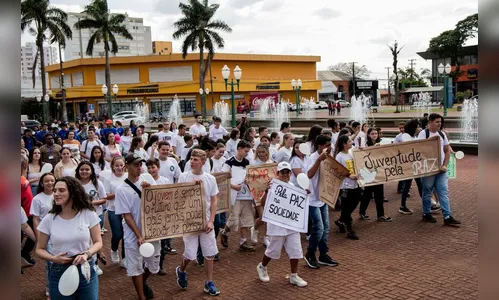 Jovens se reúnem e caminham pela paz no centro de Apucarana