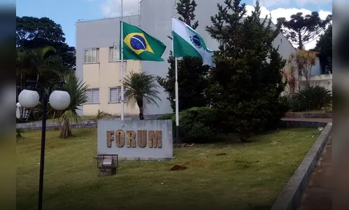 Jovem vai testemunhar em favor do pai e acaba detido for furto