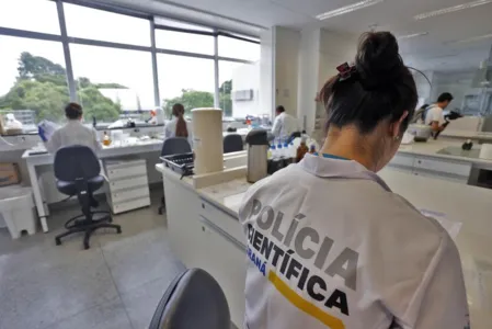 Laboratório de análise de novas sobstâncias psicoativas da Policia Científica do Paraná, é destaque nacional na detecção de drogas que ainda não foram catalogadas, com uso de equipamentos para identificar drogas recem criadas.