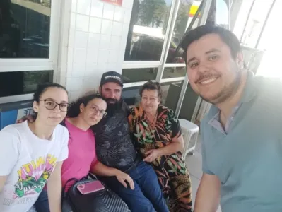 Leonel com sua família, após ser resgatado por um conhecido