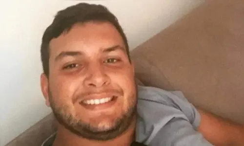 Carro fica destruído e motorista morre após capotamento no Paraná