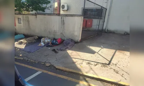 Comerciantes reclamam de aglomeração de moradores de rua em calçadas