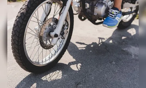 Mulher acorda e percebe que moto foi furtada de dentro do seu quintal