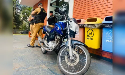 Adolescentes trocam capacete e celular por moto furtada e são detidos
