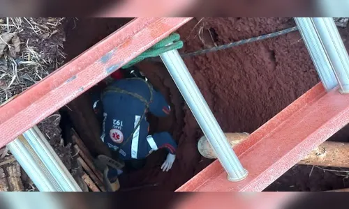 Mulher cai em fossa de quatro metros após tampa ceder na região
