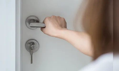 Com medo de ser agredida, mulher tranca quarto com marido dentro