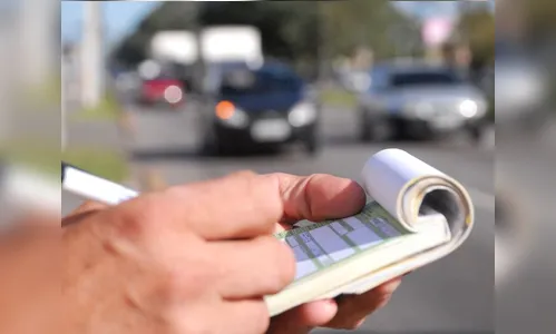 Mulher chama a PM após alegar ter sido multada injustamente; entenda