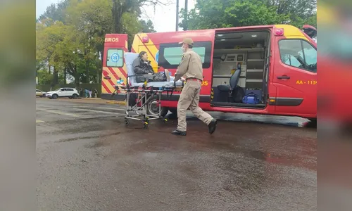 Motociclista fica ferida ao ser atingida por carro em Apucarana