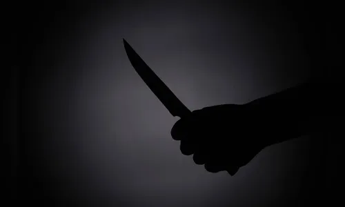 Homem ameaça esposa com faca e joga roupa das crianças na rua