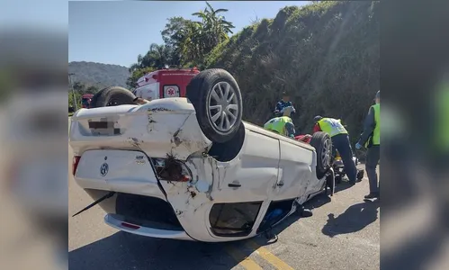 Motorista tenta matar aranha, perde controle do carro e capota veículo