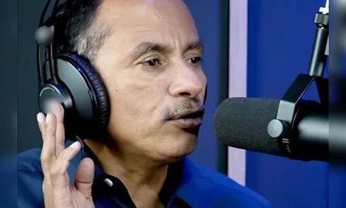 No final da gravação, Manoel Gomes chama a atenção para o filme da Warner Bros
