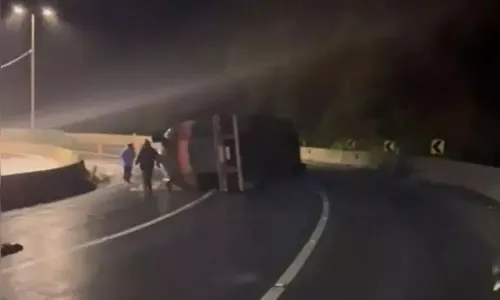 BR-376 é totalmente interditada após caminhão com cimento tombar