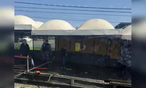 Biarticulado bate em terminal de embarque e deixa 2 feridos no PR